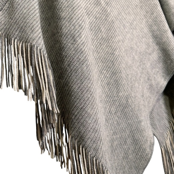 Steve Madden One Size Gray and White Poncho - Picture 2 of 5